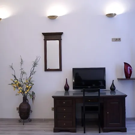 Grand Blvd Boutique Opera With Gold Bath Apartment