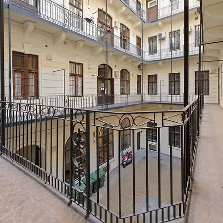 Grand Blvd Boutique Opera With Gold Bath Apartment *