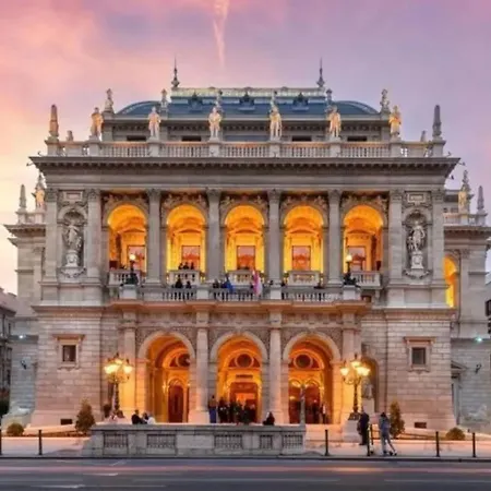 Grand Blvd Boutique Opera With Gold Bath Budapest