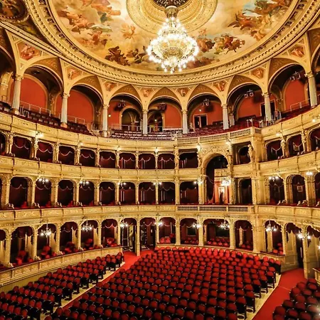 Grand Blvd Boutique Opera With Gold Bath